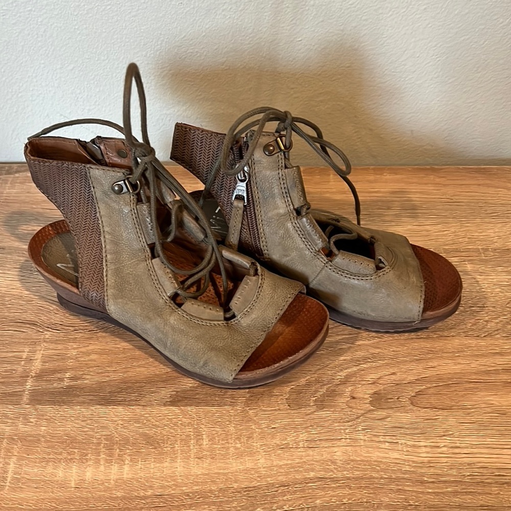 EUC Miz Mooz sandals